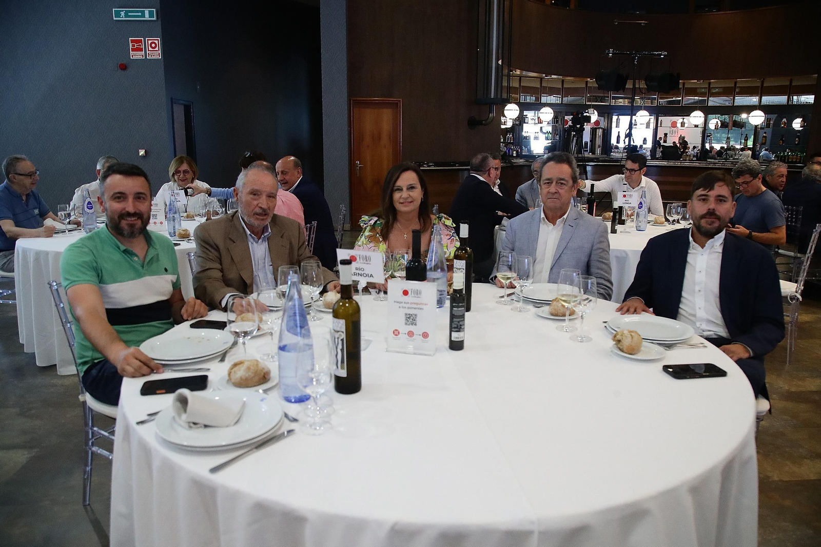 MESA RÍO ARNOIA  José Manuel Martínez, CEO de Mobify; Tomás Pérez, del Consello de Contas de Galicia; Beatriz Gómez, presidenta de la Federación de Comercio de Ourense; Santiago Gómez, decano del Colegio de Ingenieros Técnicos Industriales de Ourense y Mauro Outeiriño, gerente de La Región.