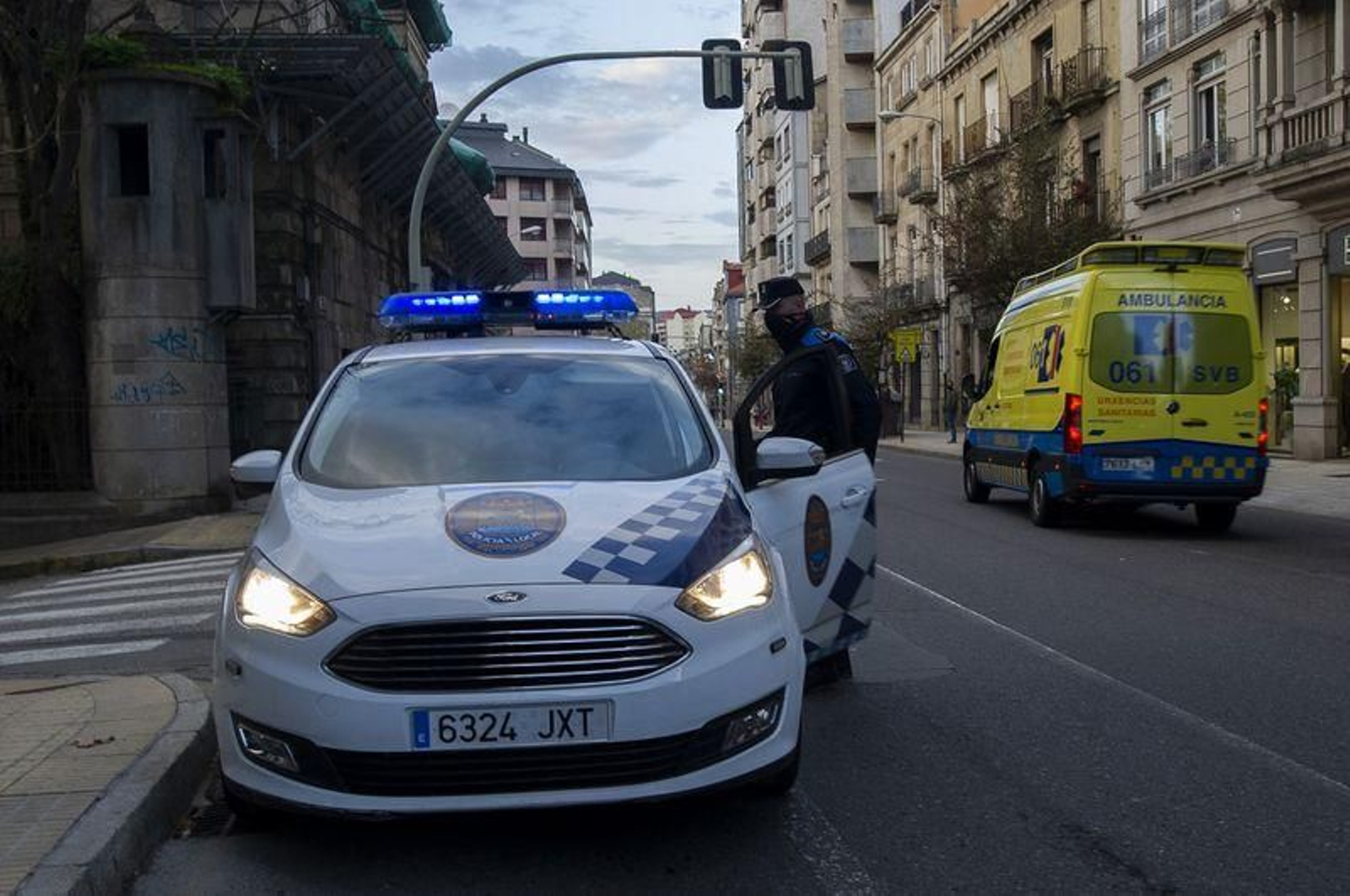 Policía Local patrullando calles de Ourense

Fotos Martiño Pinal