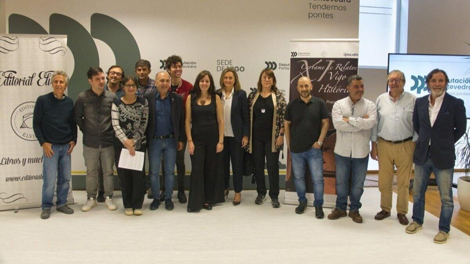 Os organizadores de Vigo Histórico e algúns dos autores seleccionados, onte.