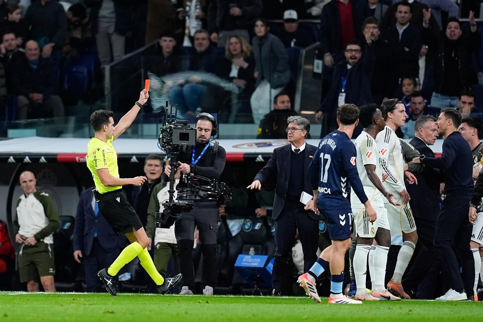 El árbitro Alejandro Quintero muestra a Álvaro Carreras la tarjeta roja en el Real Madrid-Celta.