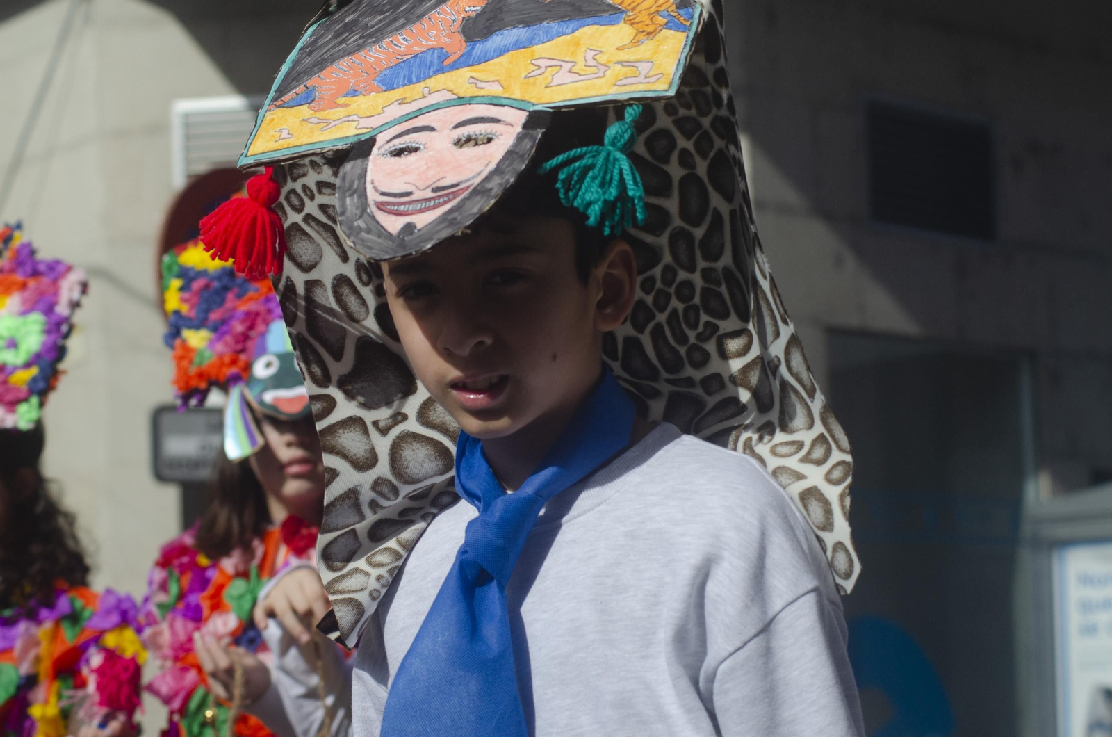 Los niños animan las calles de Ribadavia con el desfile escolar de Entroido
