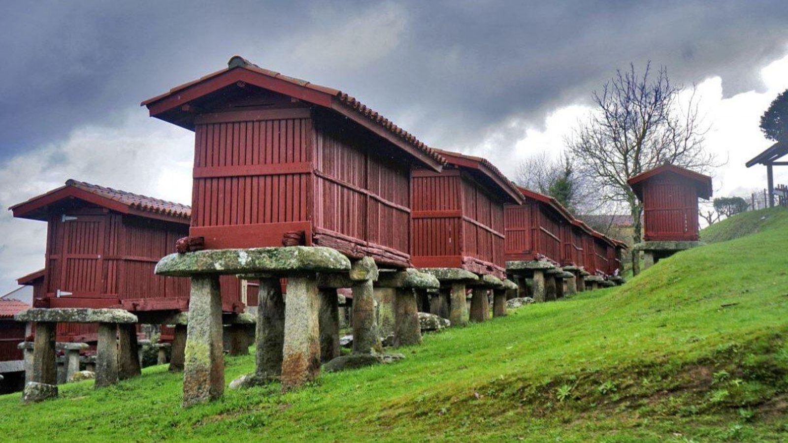 Conjunto de 34 canastros restaurados en A Merca.