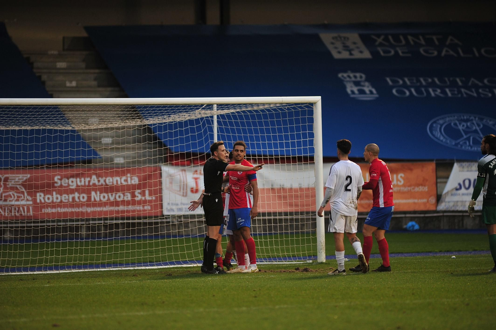 Galería | La UD Ourense gana y disfruta bajo la lluvia en O Couto