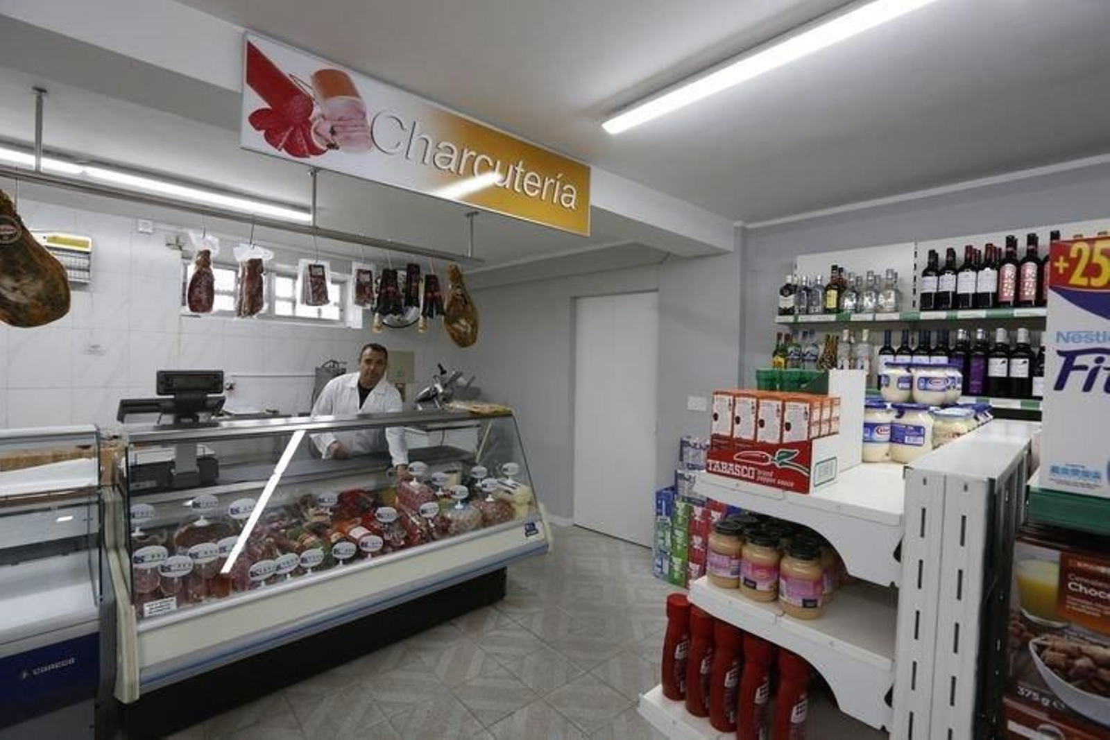 La sección de charcutería del nuevo supermercado.