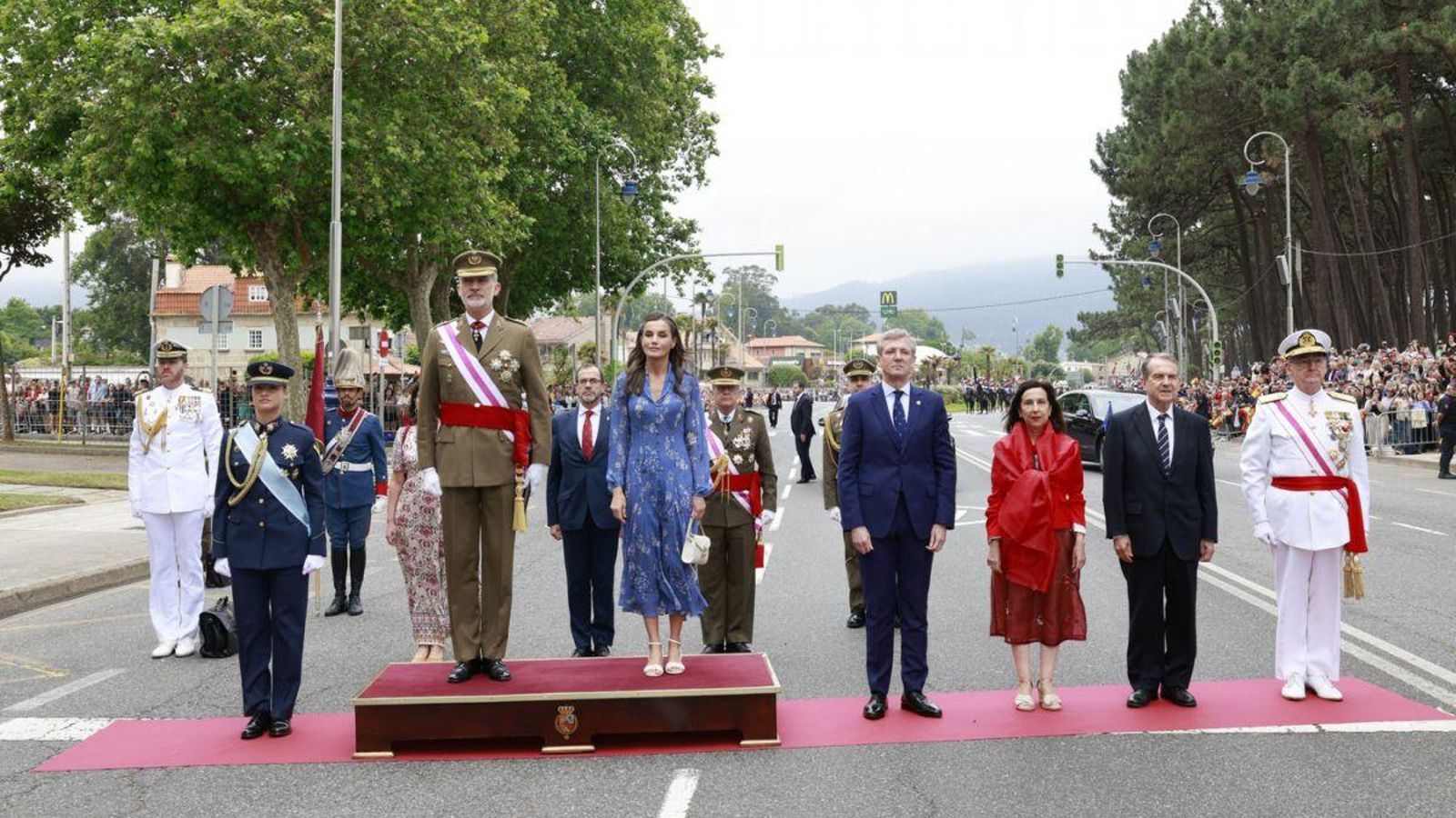 De izquierda a derecha: la Princesa Leonor; el Rey Felipe VI; la Reina Letizia; el presidente de la Xunta, Alfonso Rueda; la ministra de Defensa, Margarita Robles; el alcalde de Vigo, Abel Caballero y el Jefe del Estado Mayor de la Defensa, Teodoro López