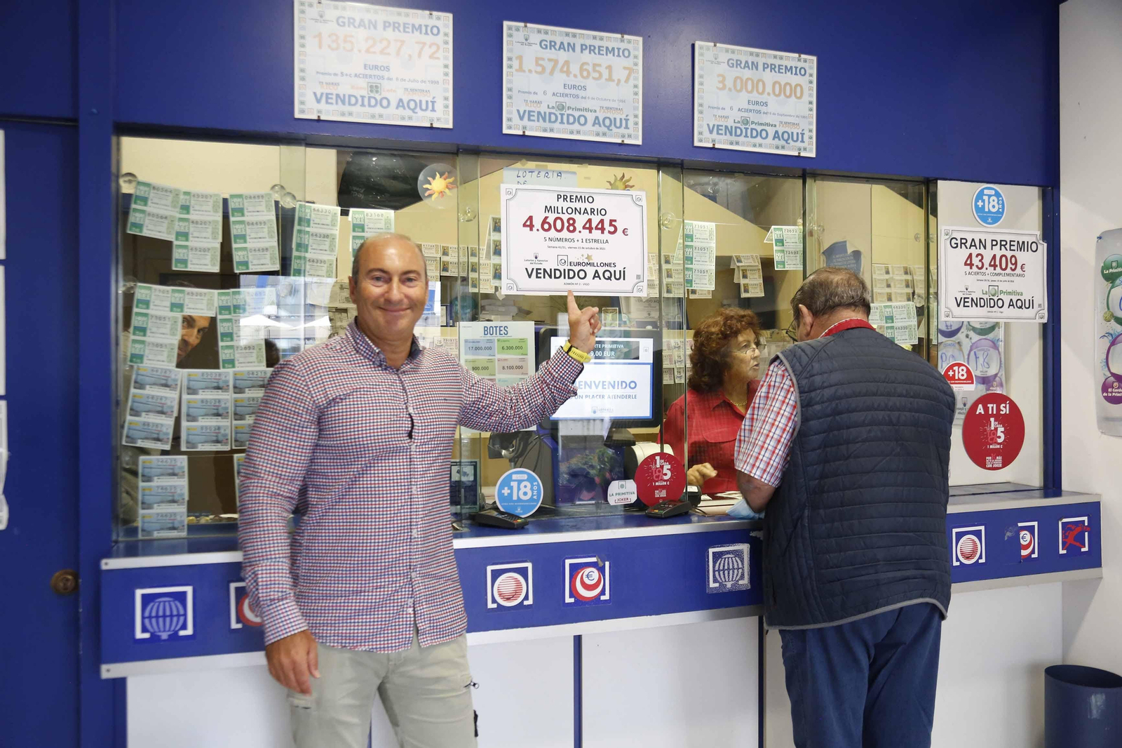 Pablo Arias, de la Administración número 2, que repartió el premio millonario.