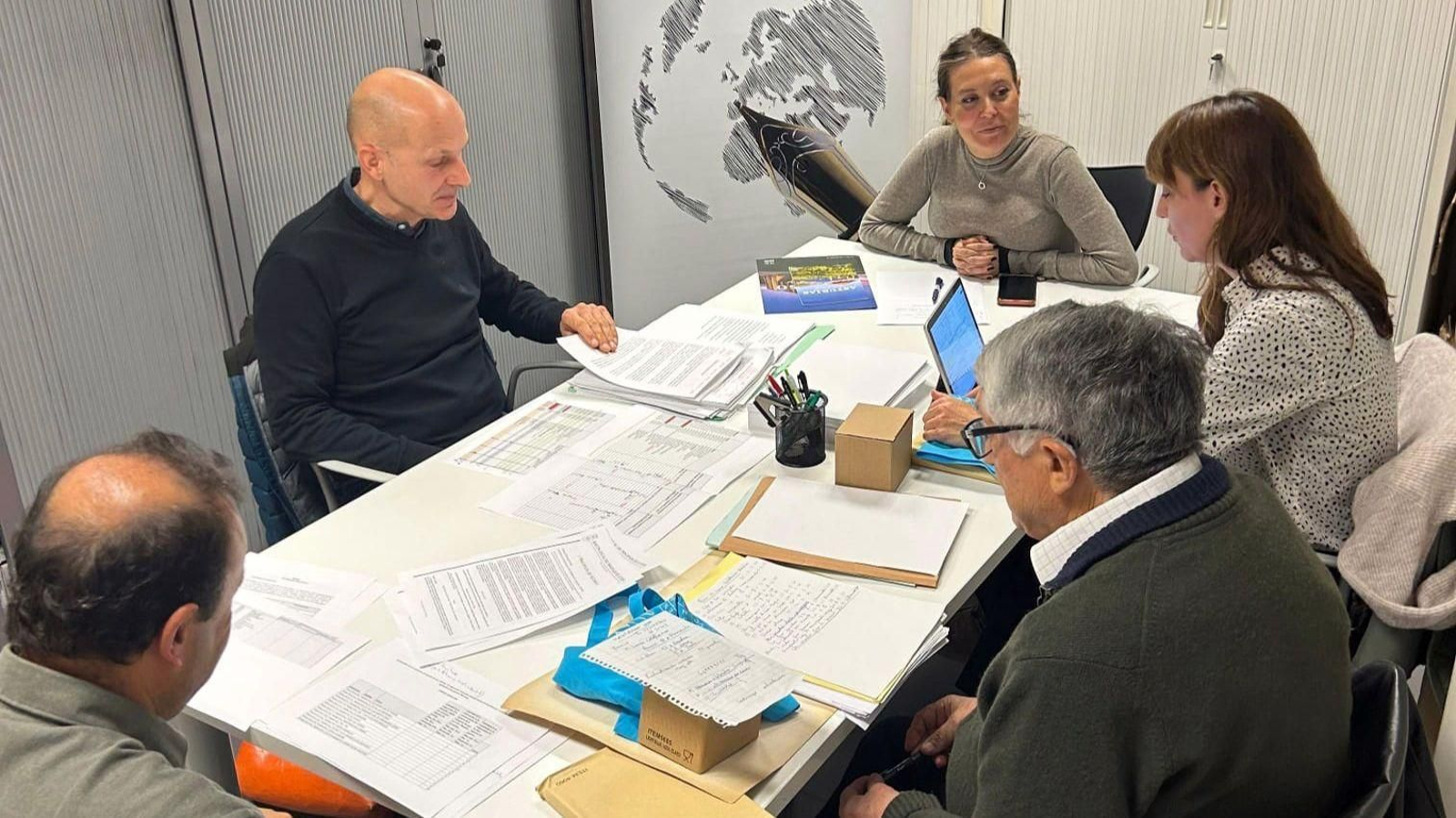 El jurado presidido por la directora general de Emigración, Olaya Romano, durante las deliberaciones del jurado