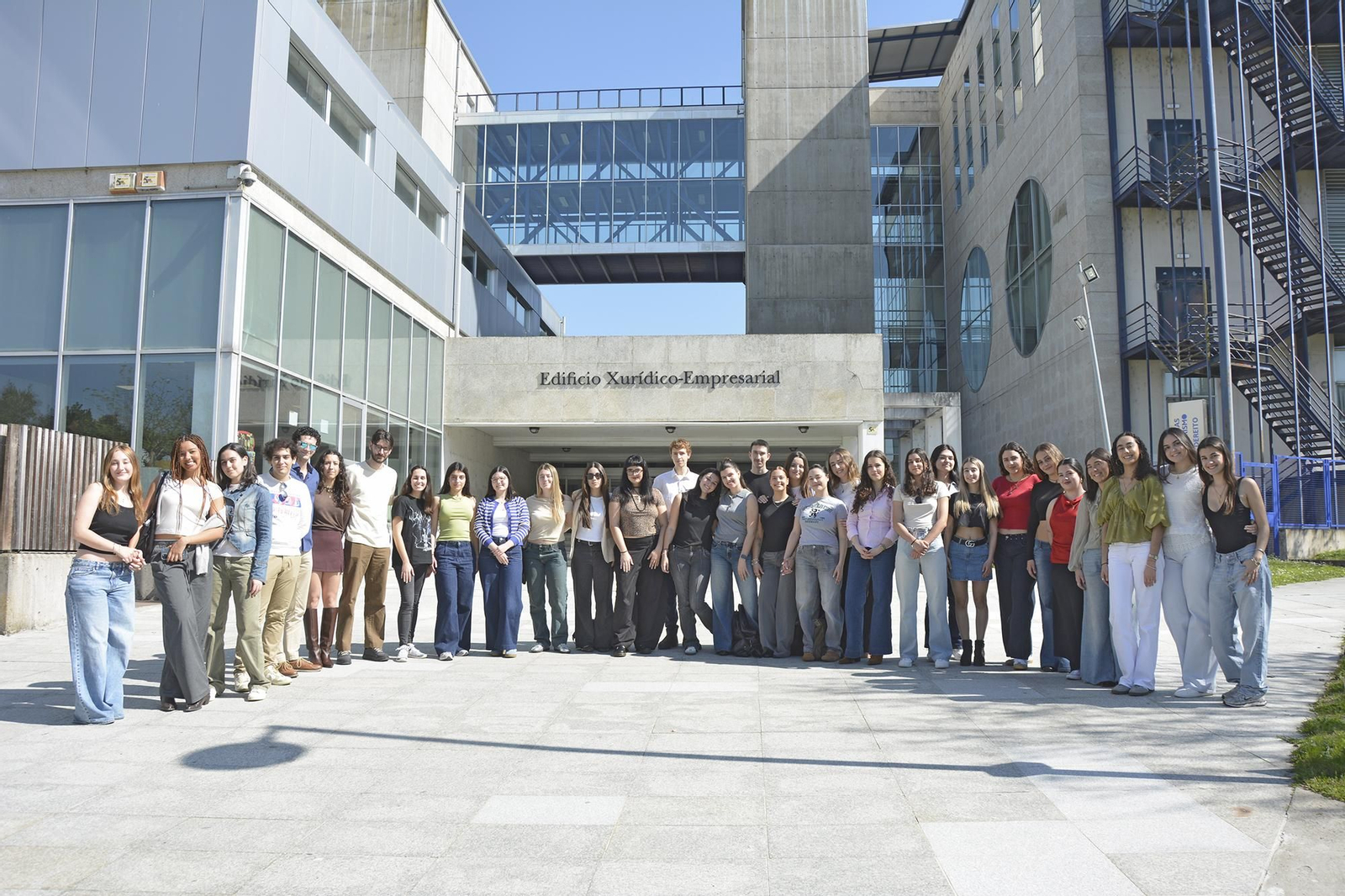 La primera promoción de Relaciones Internacionales frente al edificio Jurídico-Empresarial donde estudian.