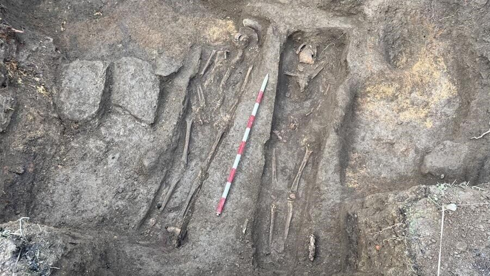 Restos humanos localizados en la fosa de San Miguel de Cabreira, en Salvaterra de Miño. // Histagra