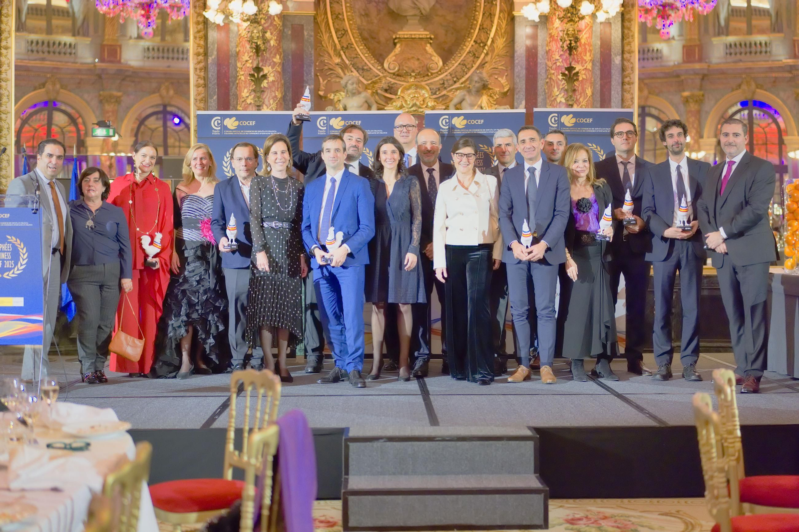 Galardonados y autoridades durante la entrega de los Premios COCEF 2025
