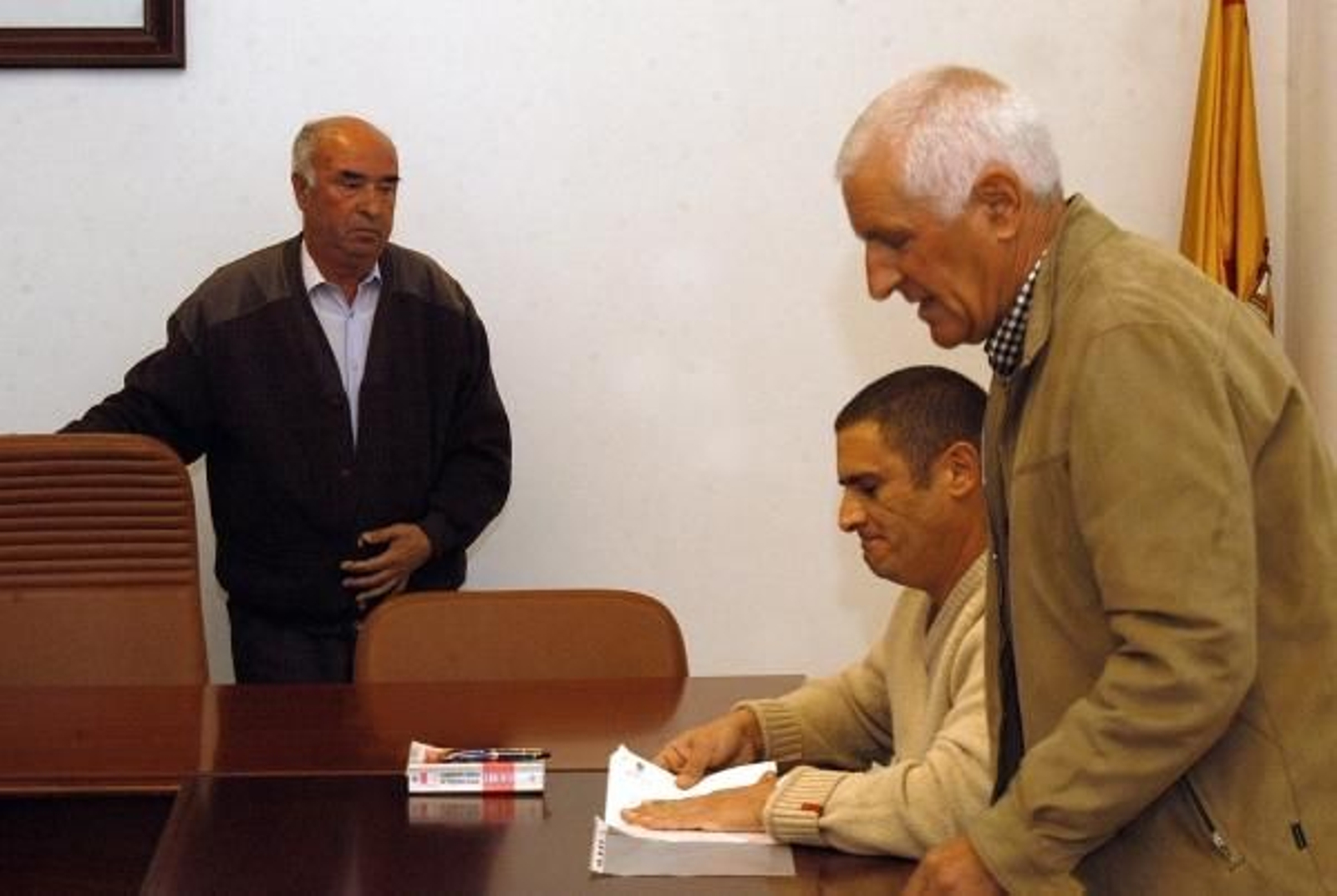 Senén Pousa, Miguel Ángel Carreiro y Benito Cibeira, en el pleno en Beade. (Foto: Martiño Pinal)