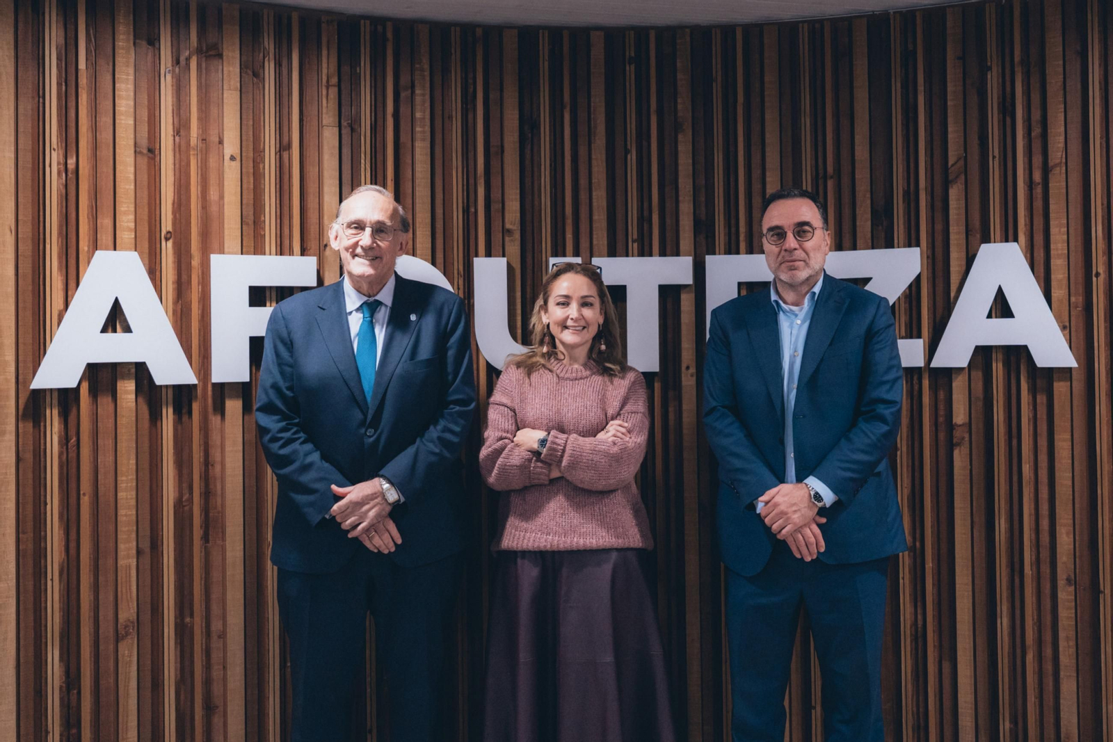 El rector, Carlos Reigosa, la presidenta, Marián Mouriño, y el representante de EUSES  Vigo.