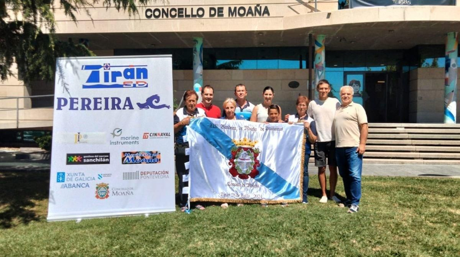 El Concello de Moaña albergó ayer la presentación de la bandera que se disputa mañana.