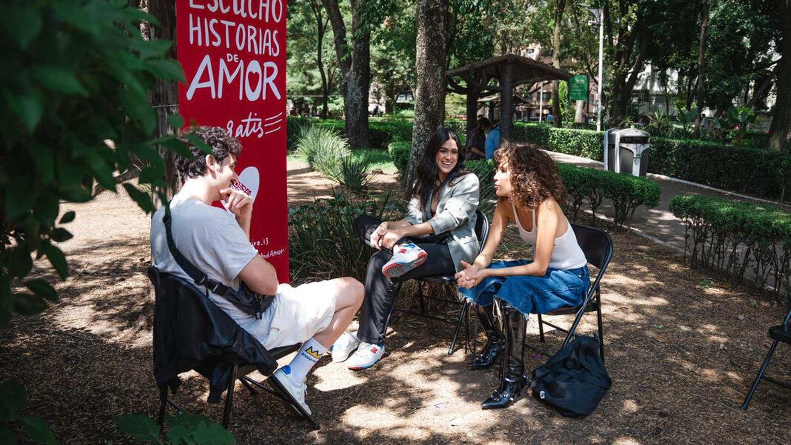 Piñeiro escuchando a unas jóvenes en un parque de México.