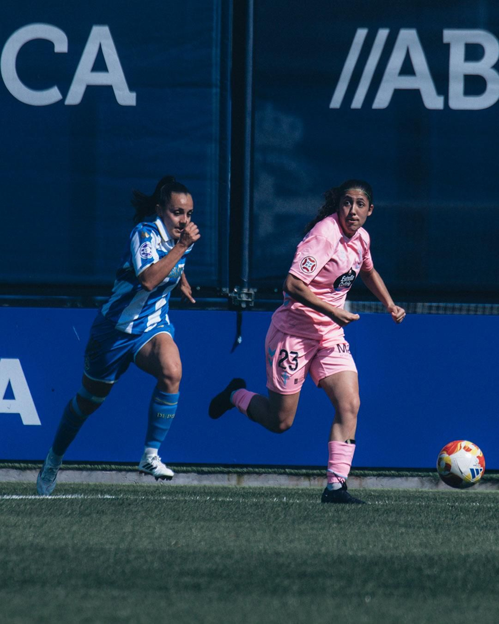 Cuquejo avanza con el balón en el partido de ayer en Abegondo.
