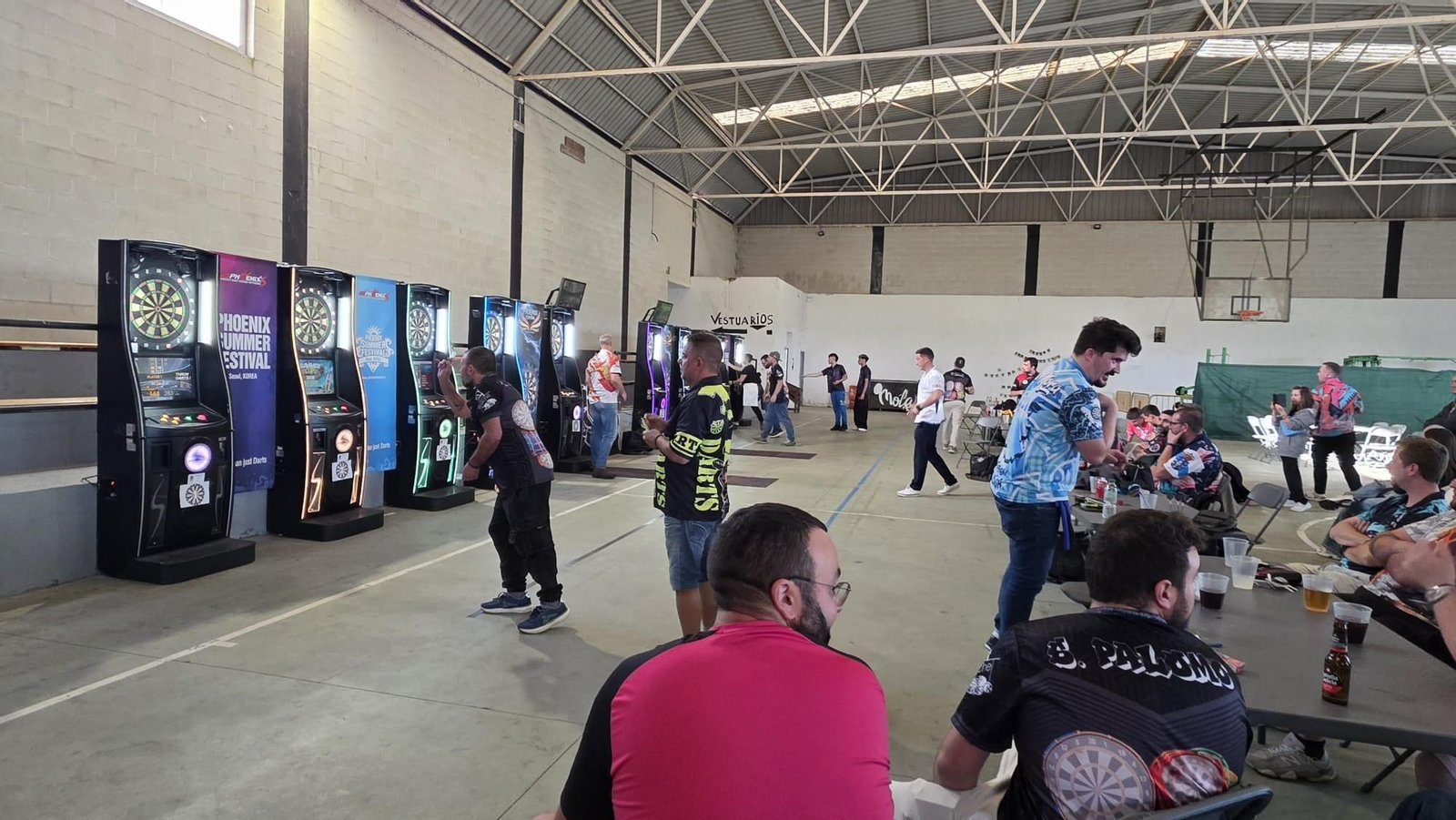 arios momentos de las partidas y del ambiente vivido durante el primer torneo de dardos celebrado en el pabellón municipal de San Xoán de Río