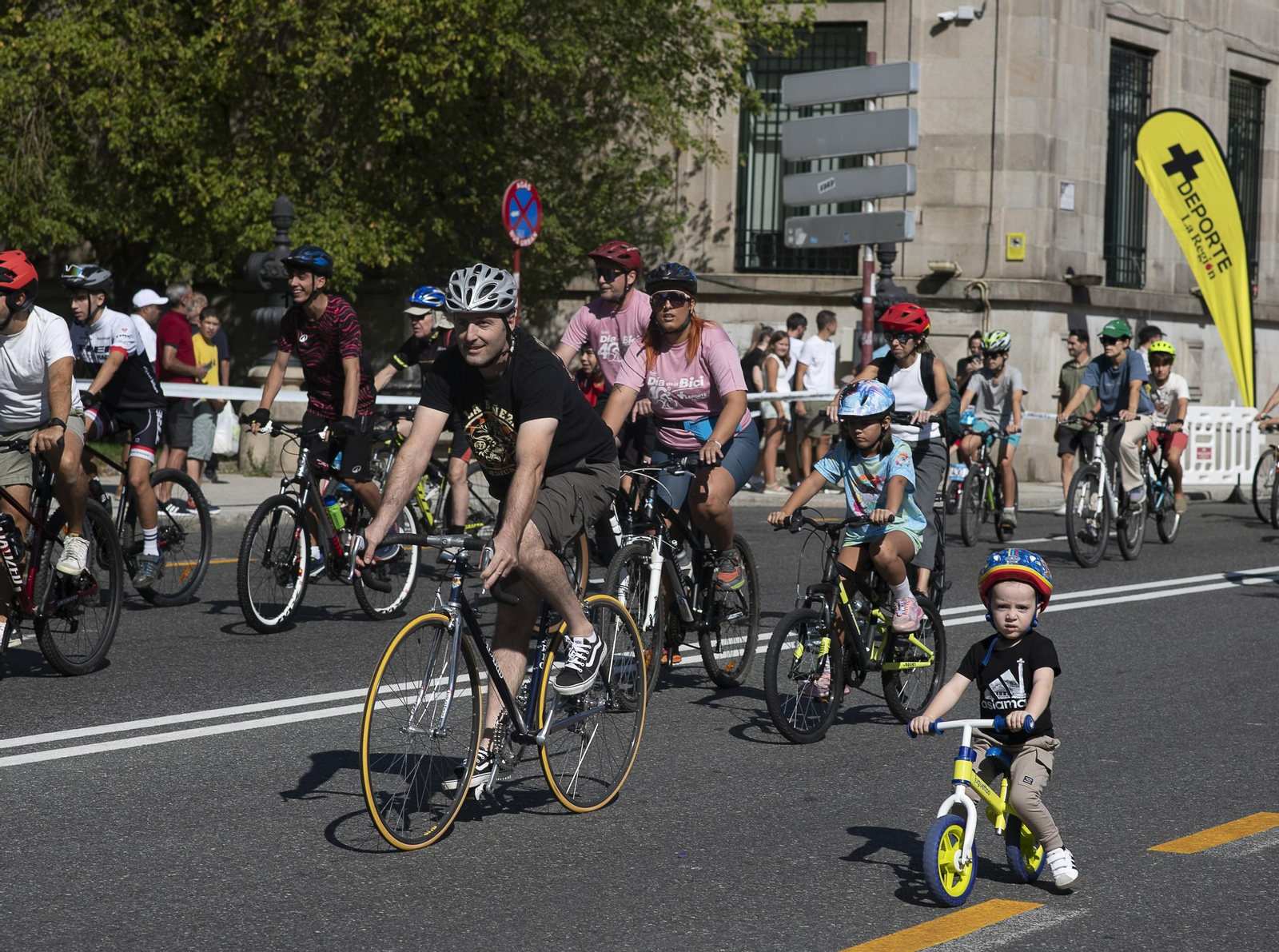 Galería | Ourense disfruta de un Día da Bici con sol, ambiente familiar y regalos