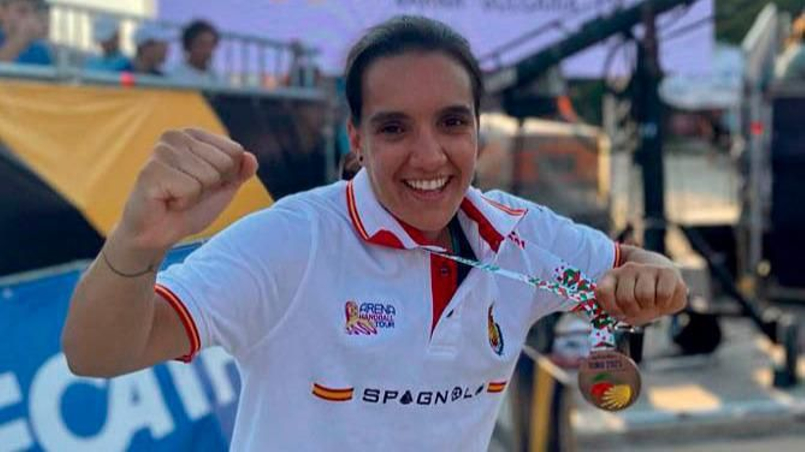 La viguesa, con la medalla obtenida en la cita continental búlgara.
