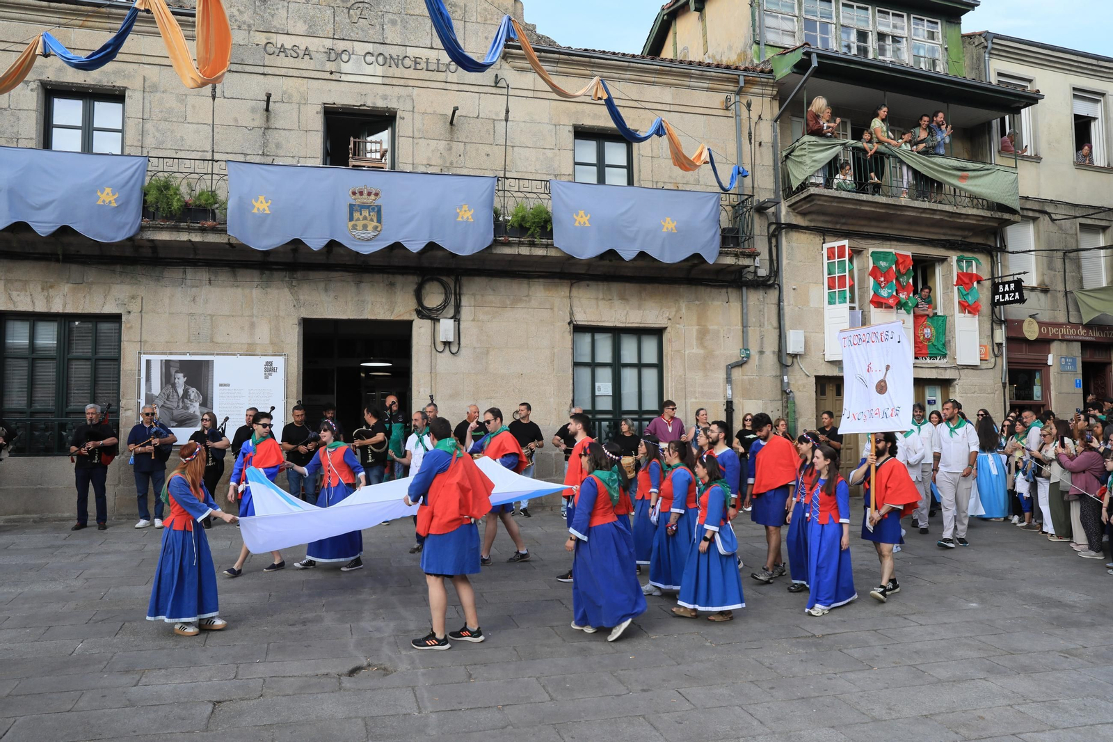 Galería |  Allariz disfruta con  la recreación de la bandera con “Zes Pereiras” y “De Pé Feito” en las Festas do Boi