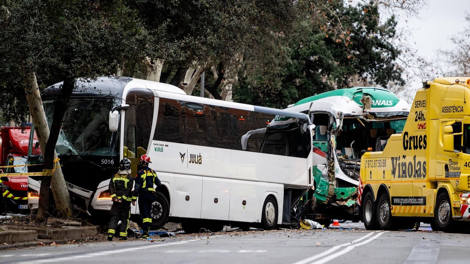 4 heridos críticos en el choque de dos autocares en la Diagonal de Barcelona