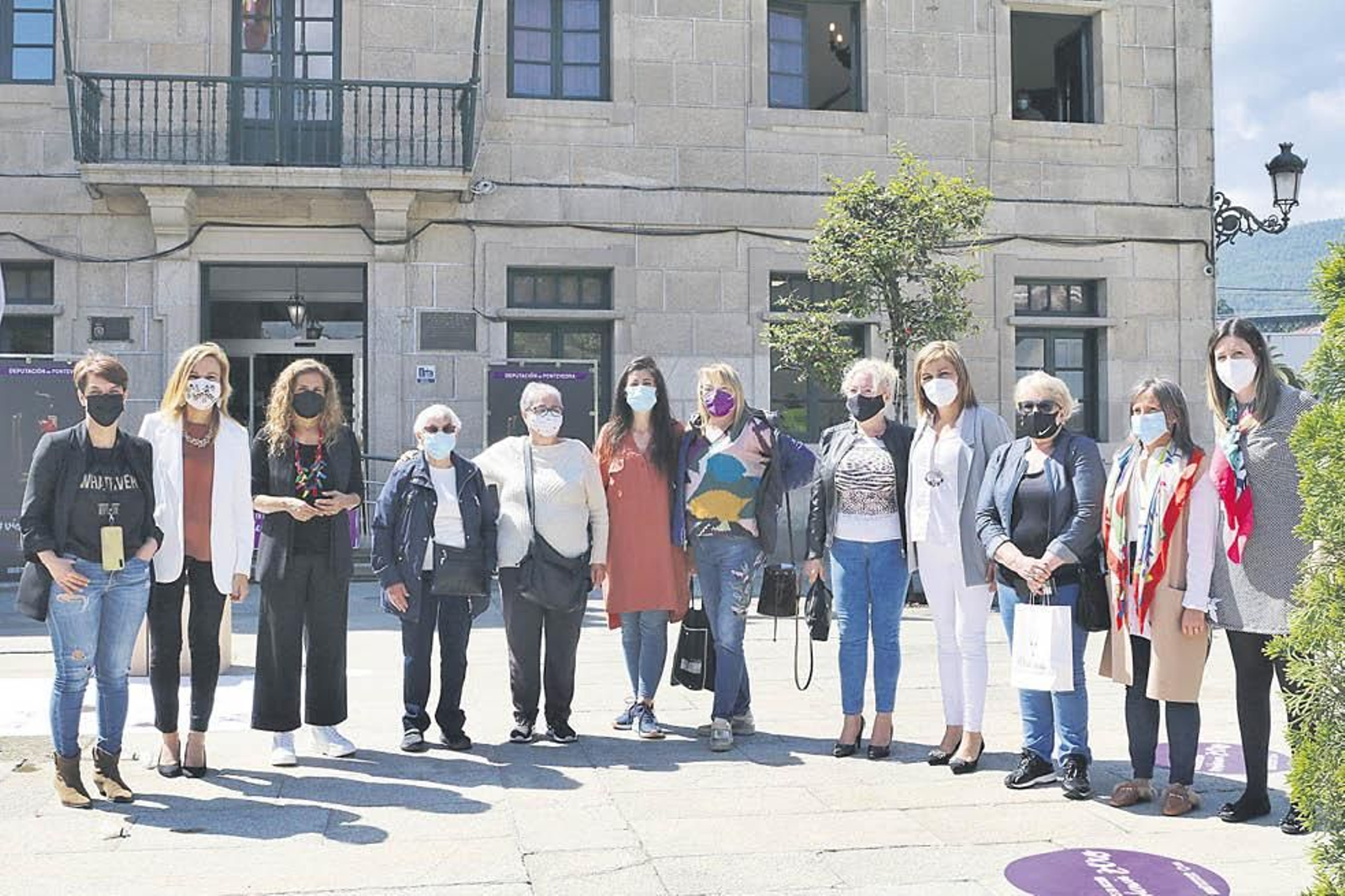 La presidente de la Diputación y la alcaldesa de Redondela con el resto de asistentes al acto.