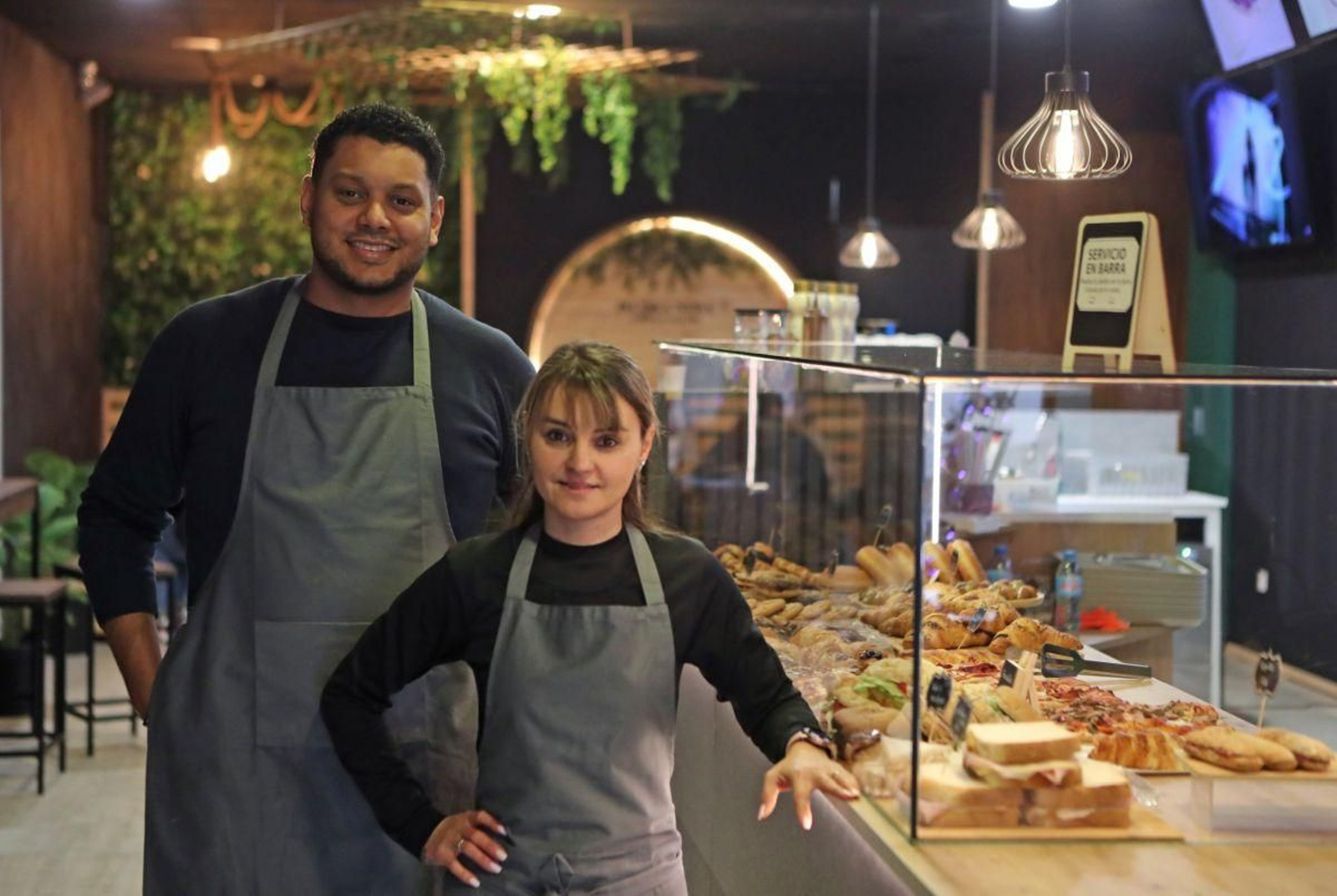 Marcos José Palomino Osorio y Daniela Ocnasu  ante una vitrina repleta de propuestas.