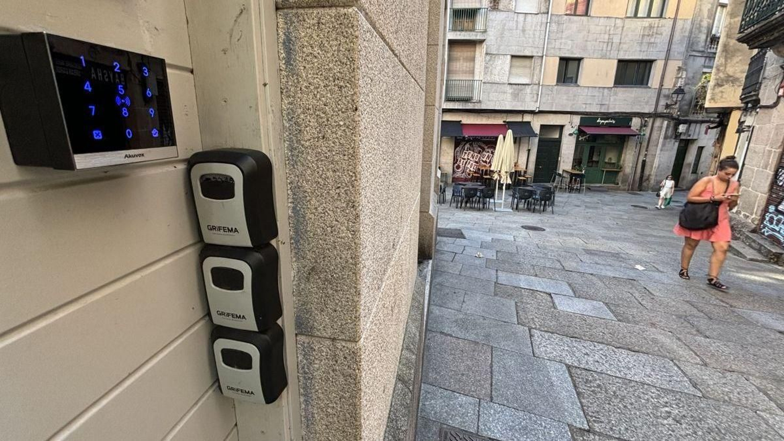 Cajetines de apertura para pisos turísticos en una vivienda del casco antiguo.