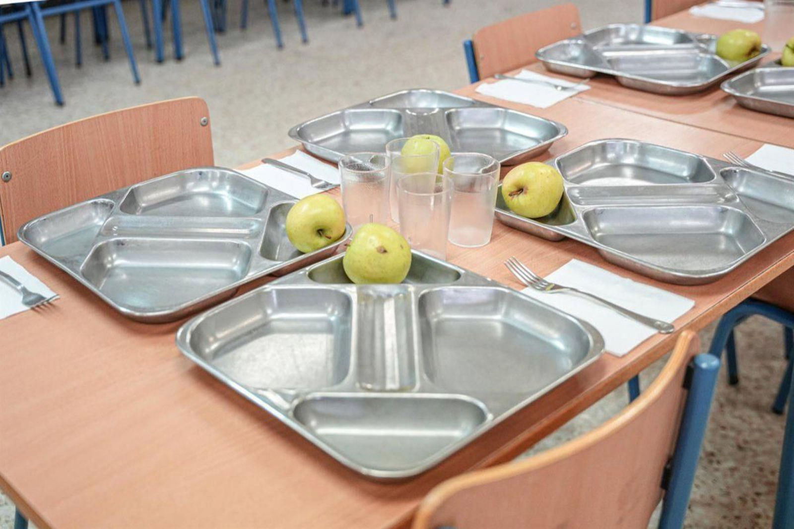 Las mesas listas con las bandejas en el comedor del CEIP Juan Ramón Jiménez, de Sevilla.