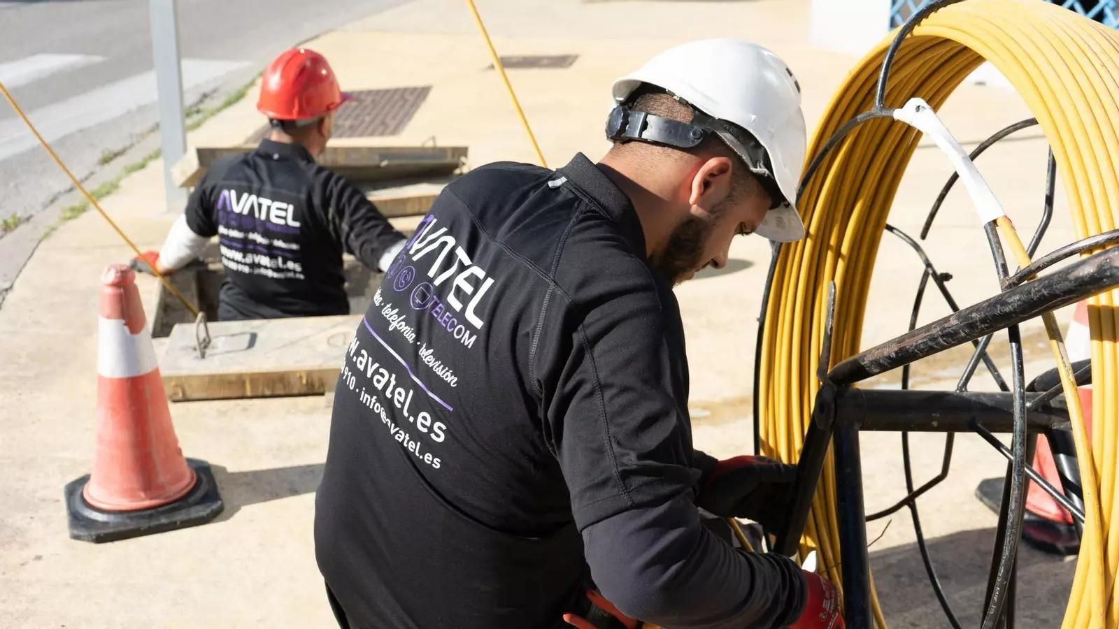 Técnicos desplegando red de fibra óptica.