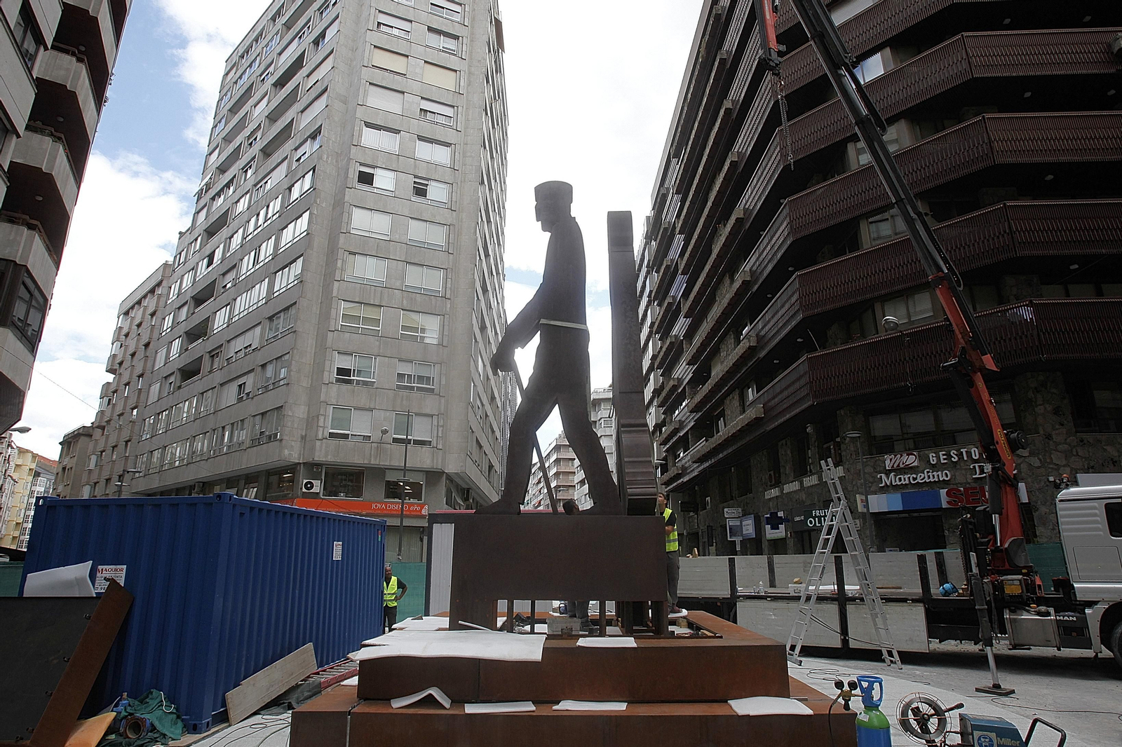 La instalación de la estatua de Los Ramones