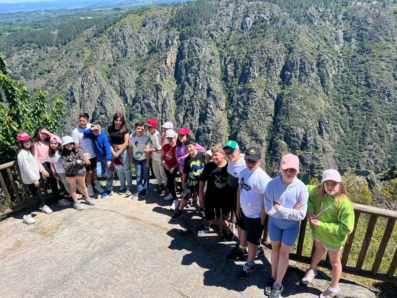 Jornada lúdica en la Ribeira Sacra de los colegios San Salvador de Arnoia y Concepción Arenal de Ourense.