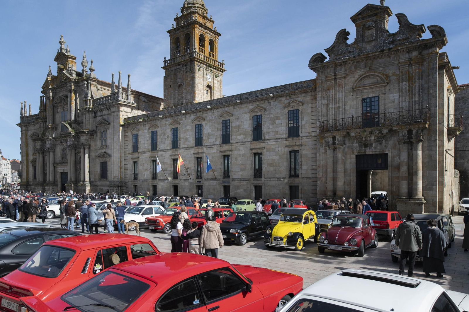 Galería | Celanova vive una jornada de pasión por el mundo del motor, desde coches clásicos a motos chopper