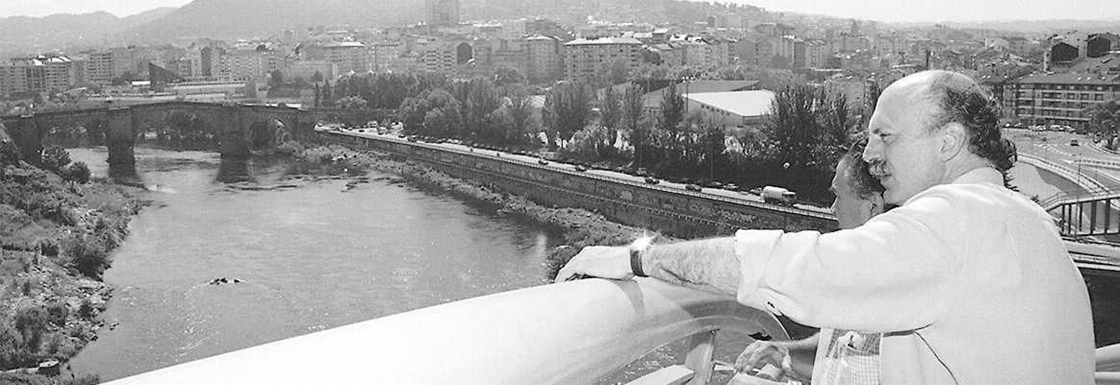 La construcción del emblemático Puente del Milenio hace 25 años cambiaba el skyline de Ourense, en fotos