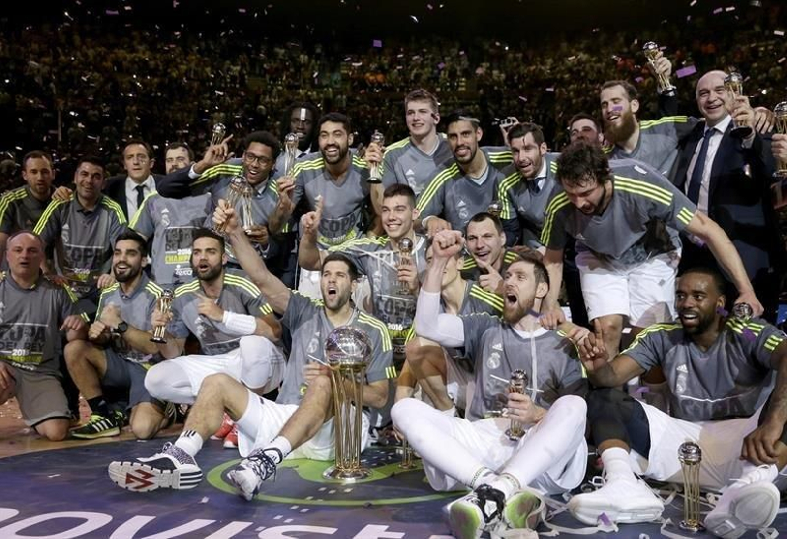 El capitán del Real Madrid, Felipe Reyes, celebra con sus compañeros tras ganar al Herbalife Gran Canaria.