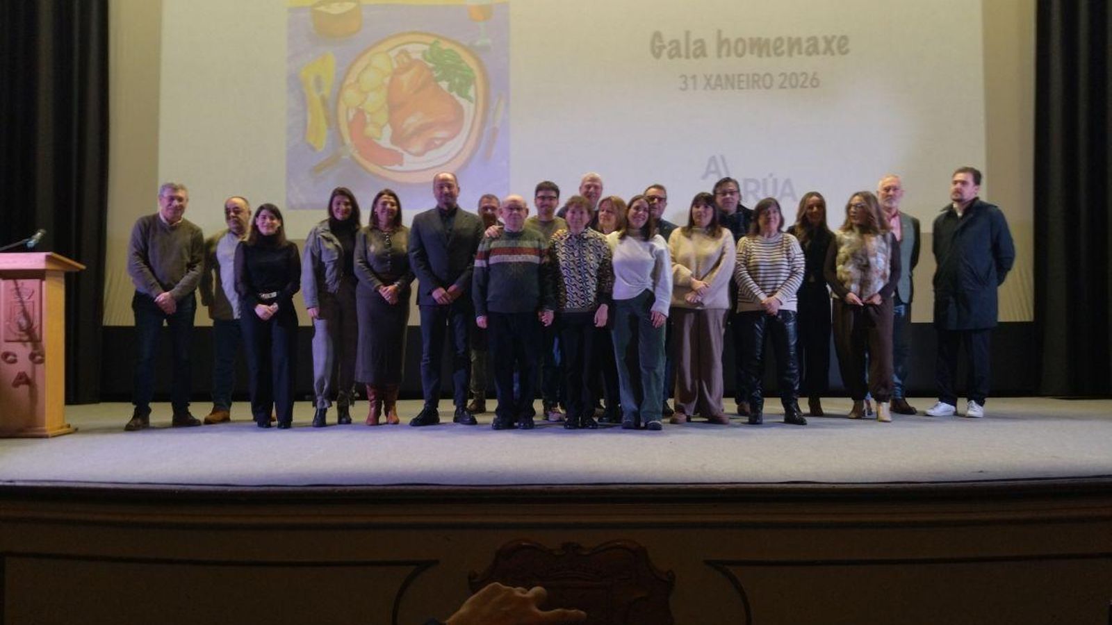 En el centro, los propietarios de Panadería Tabal, acompañados por las personalidades asistentes.