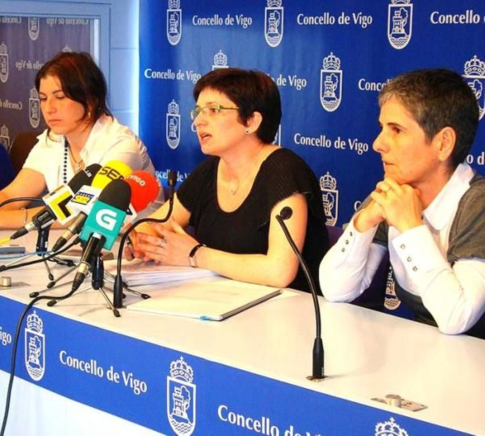 Iolanda Veloso, con la psicóloga y la abogada del Centro de Información.