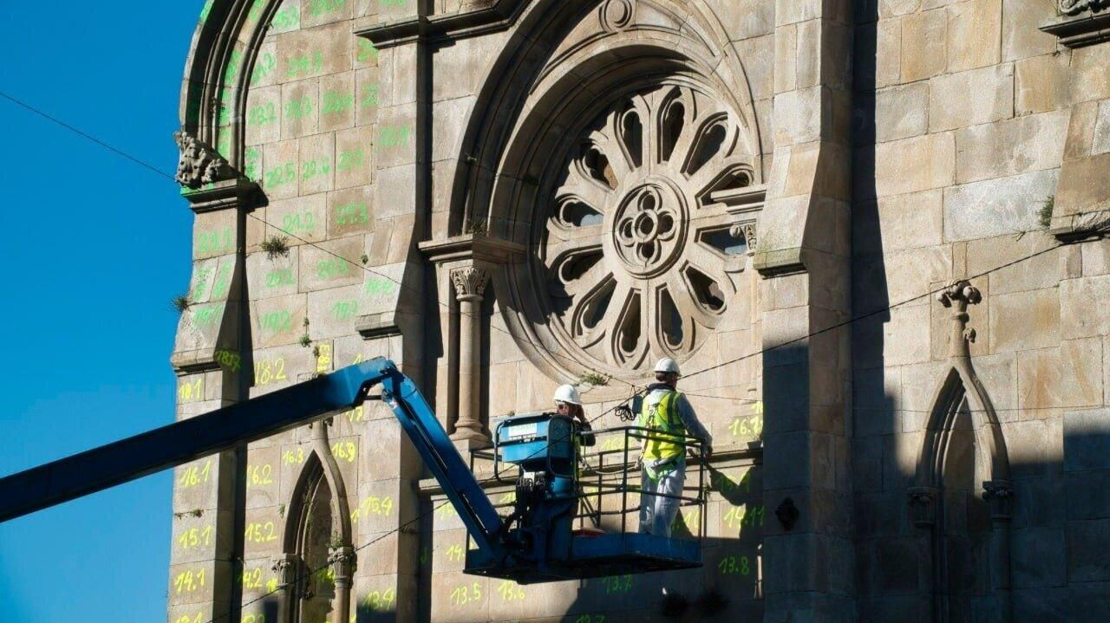 Operarios enumeran la fachada del asilo de Pi y Margal, "entrada" del Barrio do Cura, en el comienzo de las obras. // Vicente Alonso