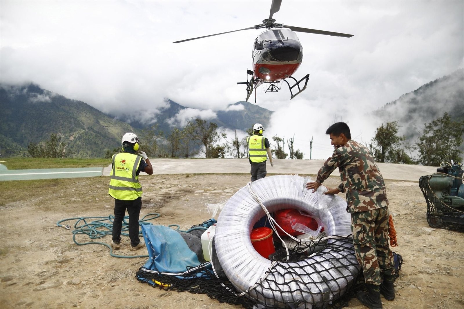 Servicios de rescate en el terremoto entre Nepal y Tíbet