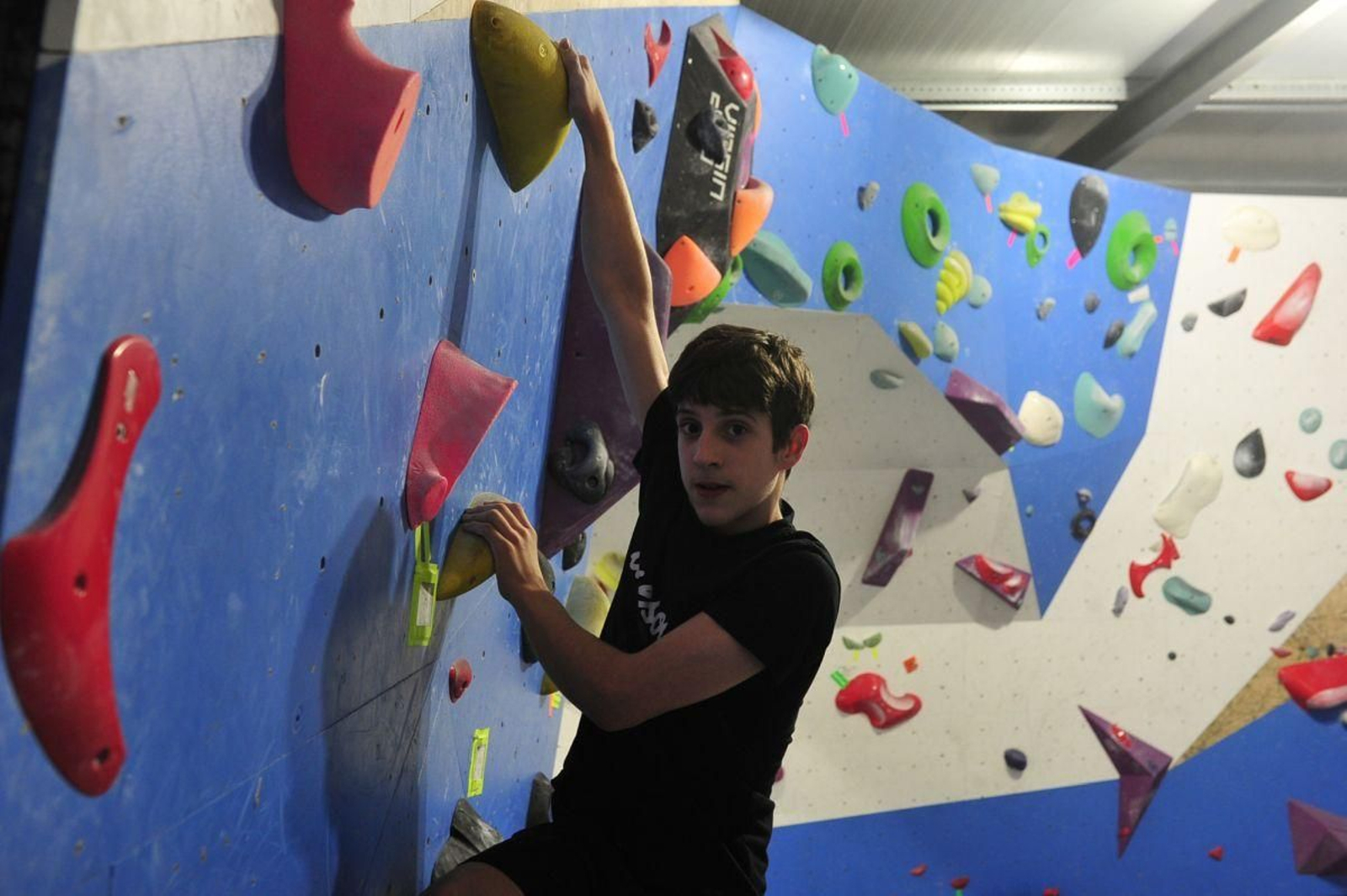 El escalador de velocidad Iván Pacios, la pasada semana en las instalaciones del Club Asesou, durante una sesión de entrenamiento. Foto: José Paz