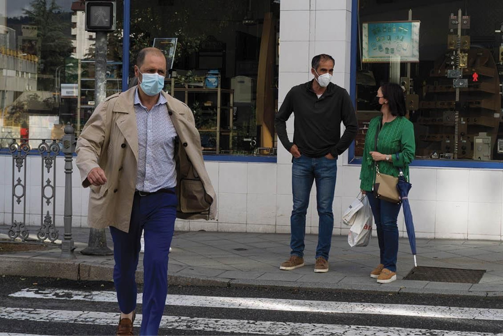 Imagen de peatones en la ciudad. Desde mayo de 2020, es obligatorio utilizar mascarilla al aire libre. (FOTO: MIGUEL GARCÍA)