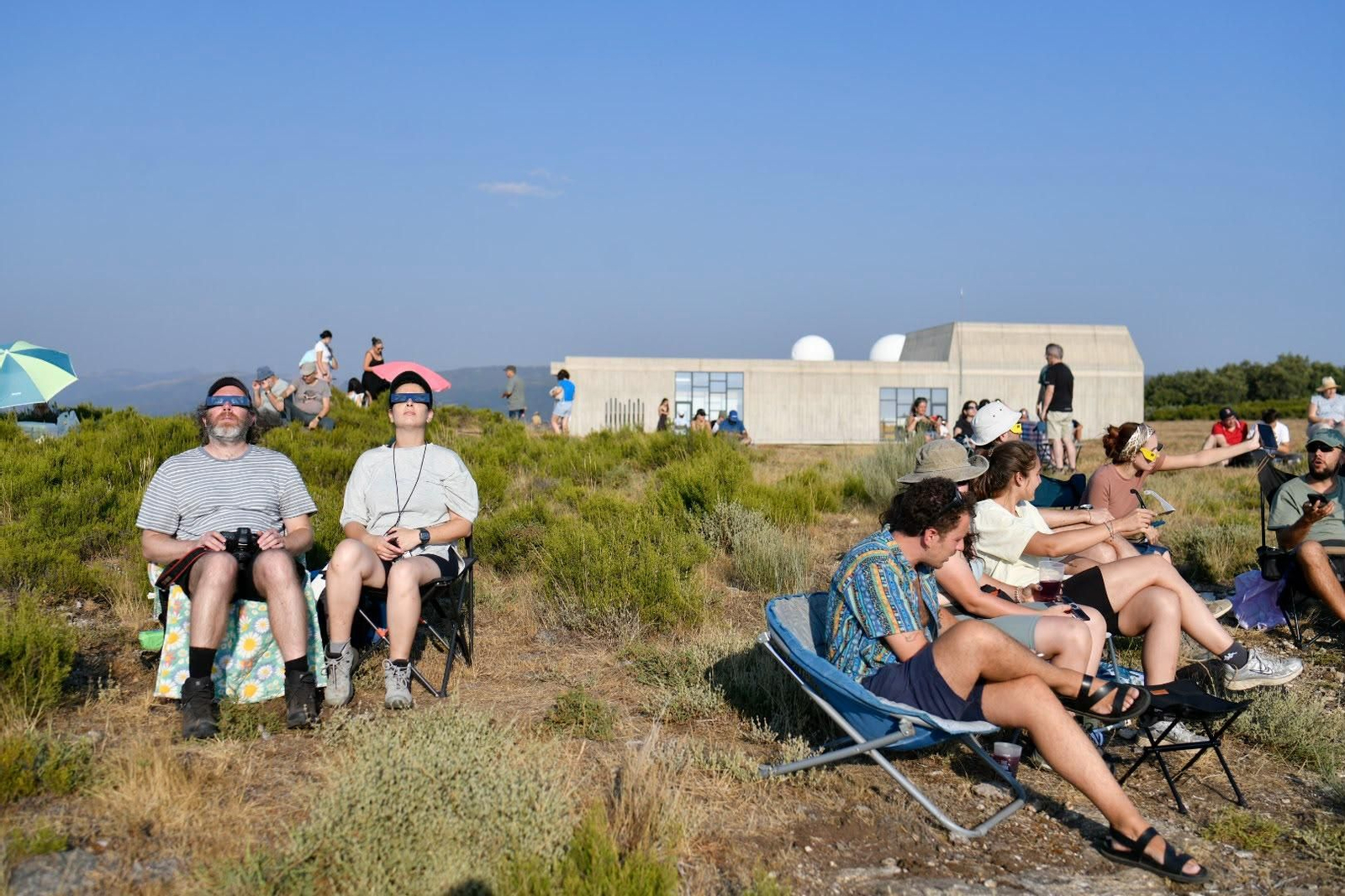 Vecinos y visitantes ultiman los preparativos y toman posiciones en los puntos habilitados para disfrutar de la observación del eclipse solar