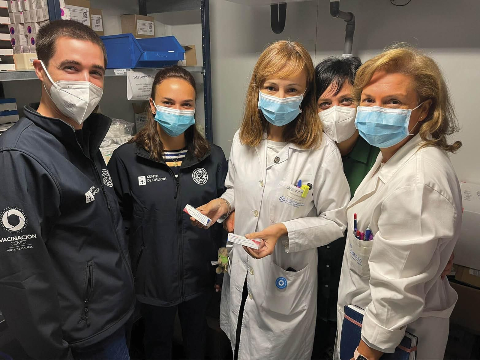 Enfermeros de la vacunación contra el covid muestran dos dosis del fármaco antigripal.