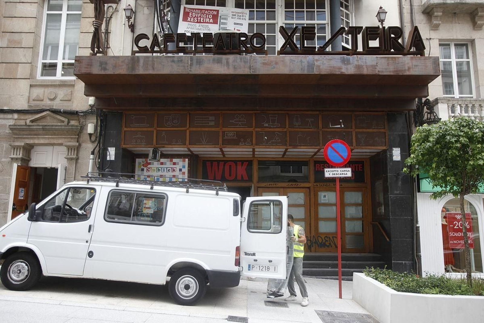 Una furgoneta vacía el interior del antiguo cine Xesteira. MIGUEL ÁNGEL