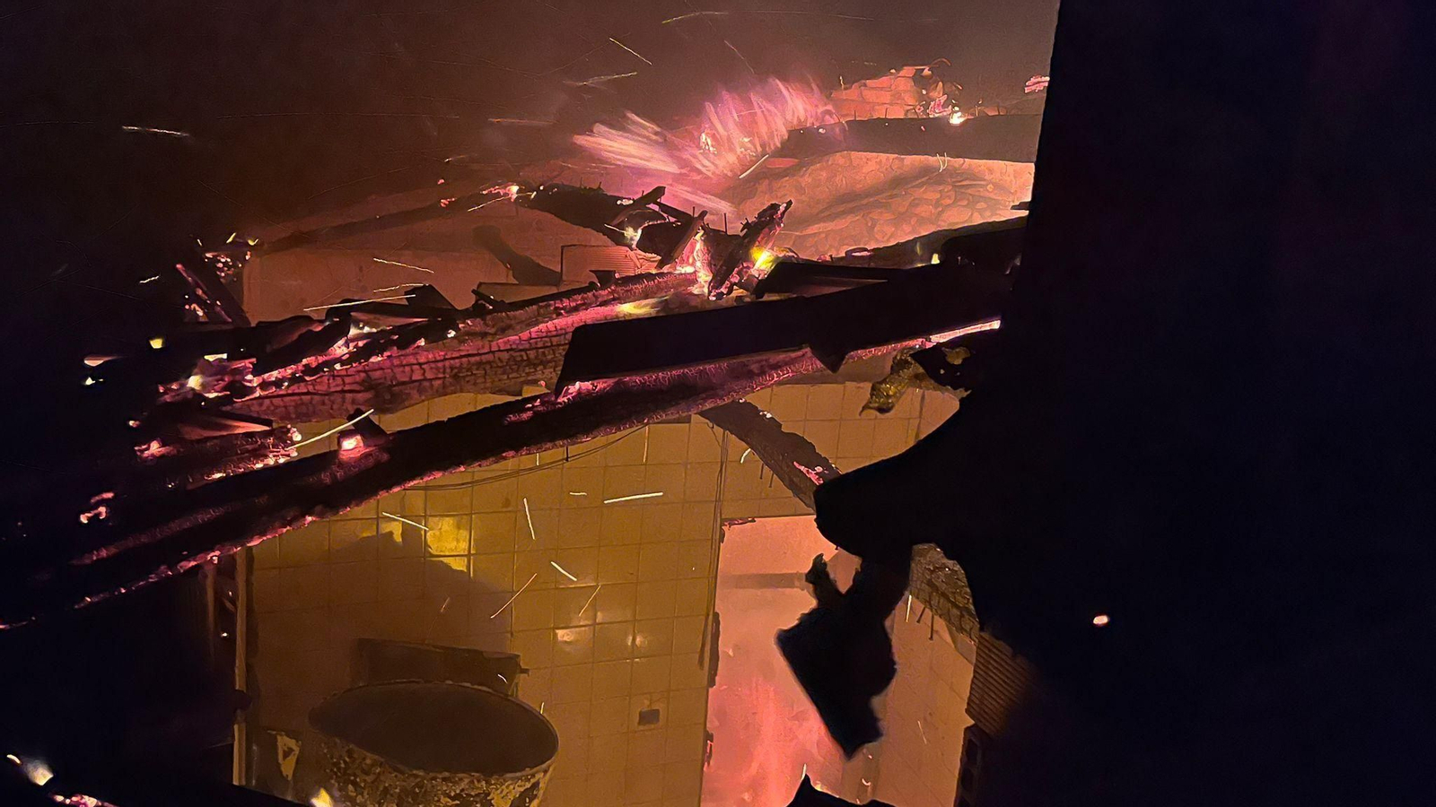 Los daños en la casa afectaron también a las viviendas colindantes, mientras los bomberos realizaban tareas de extinción y enfriamiento.