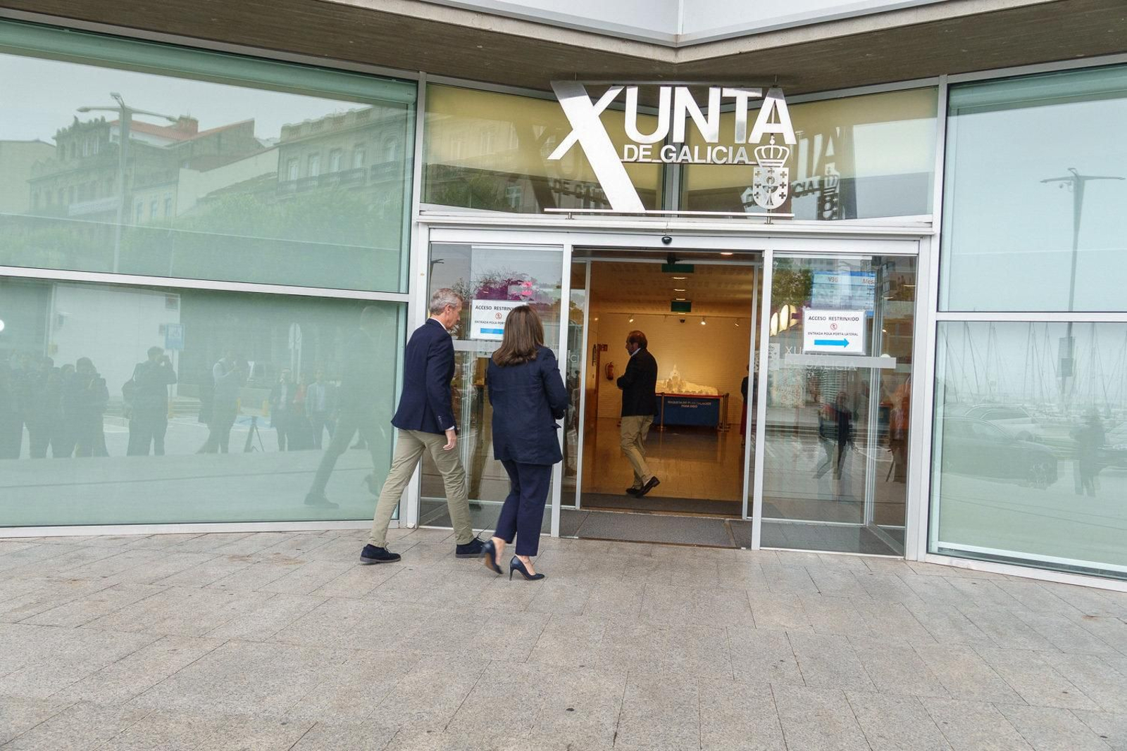Rueda entra a la sede de la Xunta en Vigo junto a la delegada Ana Ortiz.