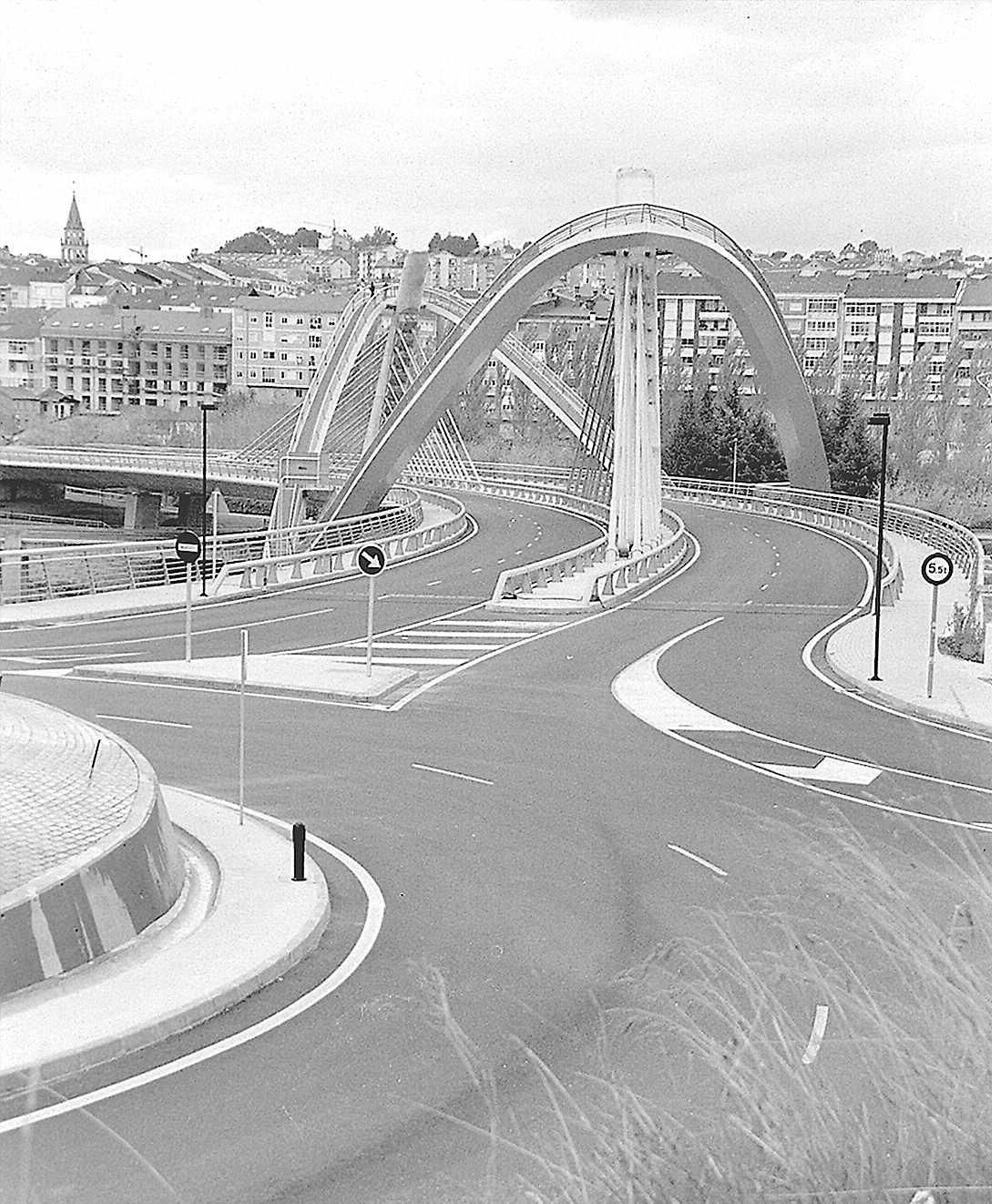La construcción del emblemático Puente del Milenio hace 25 años cambiaba el skyline de Ourense, en fotos