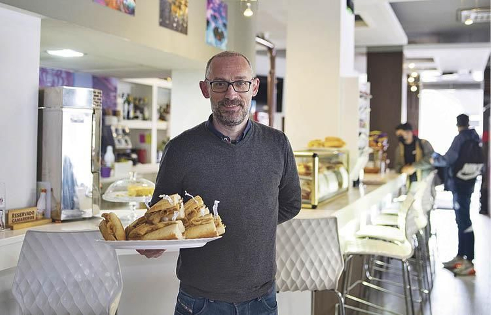 Sergio Taboada con un plato de pinchos listos para servir. (Xesús Fariñas)