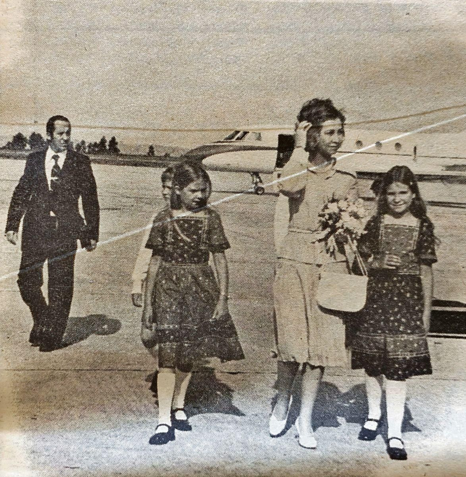 La reina Sofía y sus hijos a su llegada al aeropuerto de Labacolla.