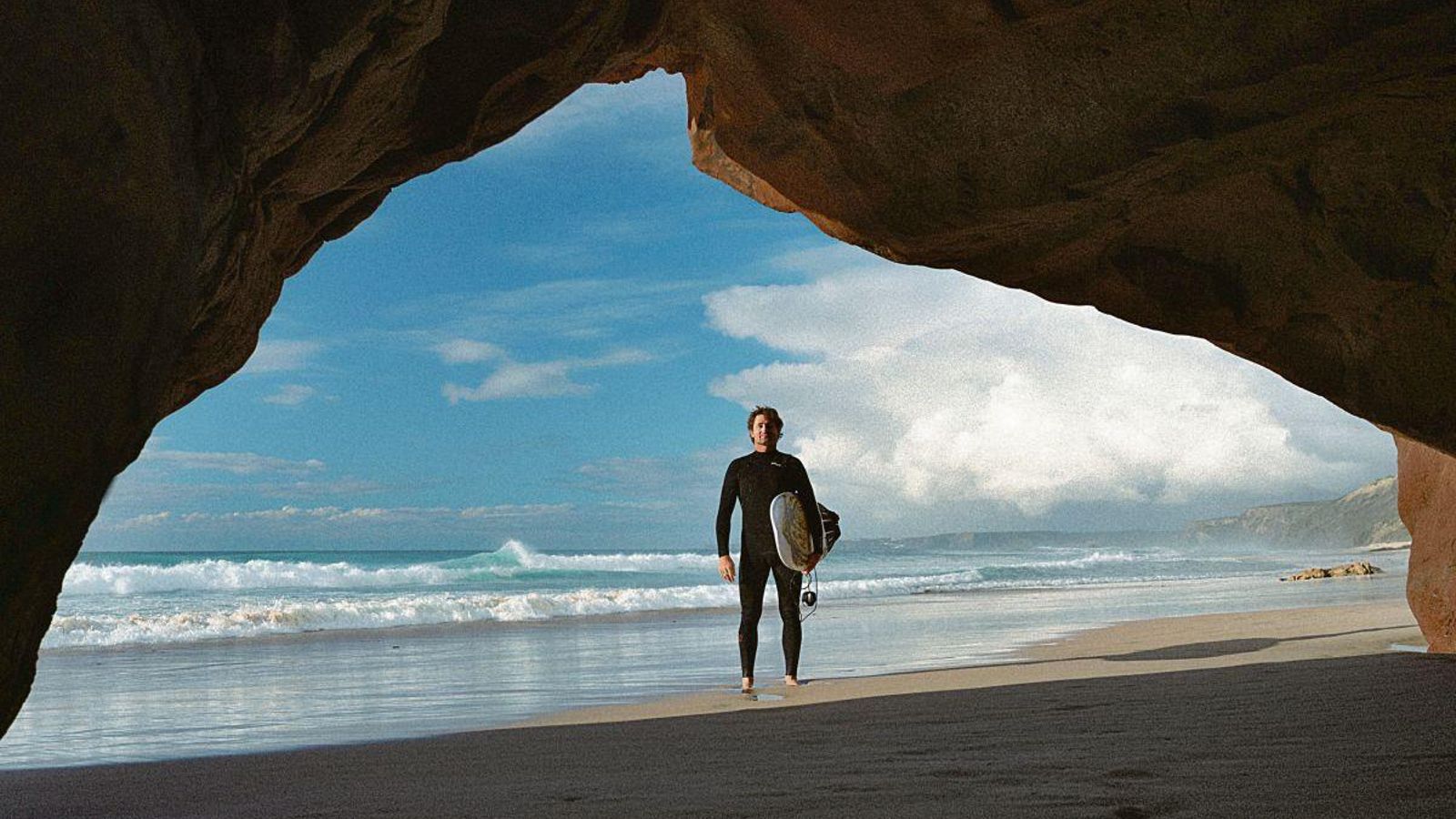 Gony Zubizarreta posando antes de surfear en la Playa Bordeira.