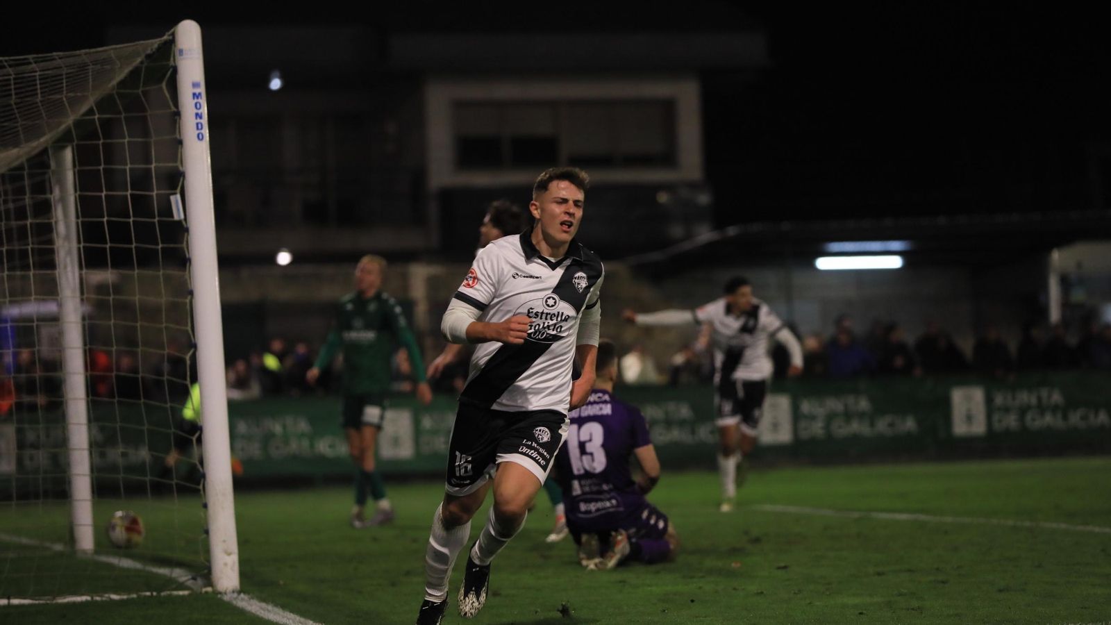 Galería | El frío domina el derbi ourensano entre Arenteiro y Ourense CF en Espiñedo